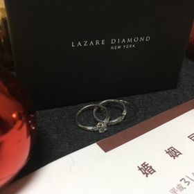 【ラザール ダイヤモンド(LAZARE DIAMOND)の口コミ】 嫁の指輪はハーフエタニティーで半周ダイヤが敷き詰められており、甲側は…