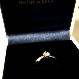 【HOSHI no SUNA 星の砂(ほしのすな)の口コミ】 着け心地がなめらかで、指が細く見えるデザイン。横から見ると、ダイヤを…