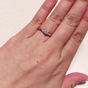 【銀座ダイヤモンドシライシの口コミ】 予算内で、ギリギリの大きさのダイヤを吟味して、色々試してて決めました…