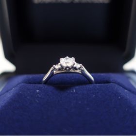 【銀座ダイヤモンドシライシの口コミ】 デザインはシンプルでずっとつけられるもので、ダイヤモンドの輝きが際立…