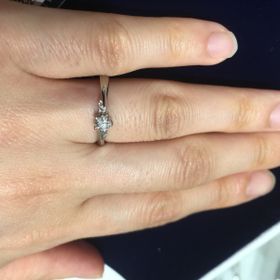 【festaria bijou SOPHIA(フェスタリア ビジュソフィア)の口コミ】 真ん中のダイヤモンドを引き立たせる流れ星をイメージしたサイドのダイヤ…