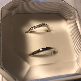 【4℃ BRIDAL(ヨンドシーブライダル)の口コミ】 4℃オリジナルのカーブデザインに惹かれました。
こちらはピュアプラチナ仕…