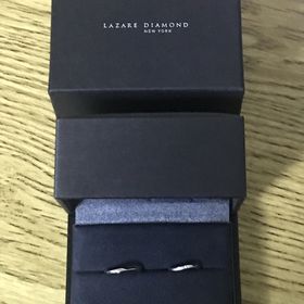 【ラザール ダイヤモンド(LAZARE DIAMOND)の口コミ】 婚約指輪と一緒に購入しました。曲線のやさしいデザインが気に入りました…