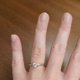 【アイプリモ(I-PRIMO)の口コミ】 デザインがとても美しい。両サイドのプチダイヤが花を添えてサイズ以上の…