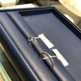 【銀座ダイヤモンドシライシの口コミ】 最初はストレートデザインの物を探していたが、ウェーブデザインもあり相…