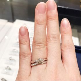 【銀座ダイヤモンドシライシの口コミ】 価格も予算内の範囲内で指にはめたときにフィット間がありました。
指には…