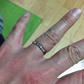 【GALA JEWELRY(ガラジュエリー)の口コミ】 価格とデザインのマッチングが最大の決め手でした。裏側にブラックダイヤ…