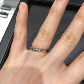 【ラザール ダイヤモンド(LAZARE DIAMOND)の口コミ】 ストレートよりはウェーブがかった指輪を探していたところ、ラザールさん…