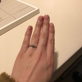 【銀座ダイヤモンドシライシの口コミ】 ダイヤの付いている位置が、中心に縦についていたり、横についていたりと…