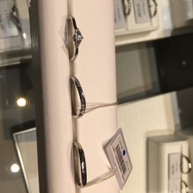 【アイプリモ(I-PRIMO)の口コミ】 貰っていた婚約指輪で重ね付けできる結婚指輪を探していました。婚約指輪…