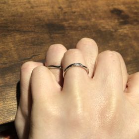 【GALA JEWELRY(ガラジュエリー)の口コミ】 好みの細いデザインであったこと、シンプルだがひねりのあるデザインで多…