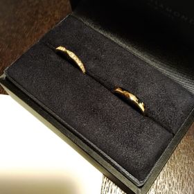 【ラザール ダイヤモンド(LAZARE DIAMOND)の口コミ】 一目見た瞬間にこれは格好いいと思いました。部分的にカットが入っていて…