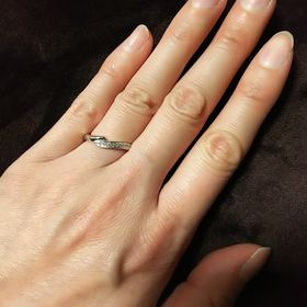 【銀座ダイヤモンドシライシの口コミ】 強いウェーブがかかったもののほうが指がキレイに見えたので、こちらのデ…