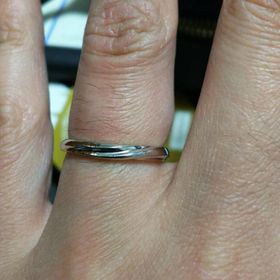 【銀座ダイヤモンドシライシの口コミ】 シンプルな印象でありながらも、少しウェーブしているところが良いと思い…