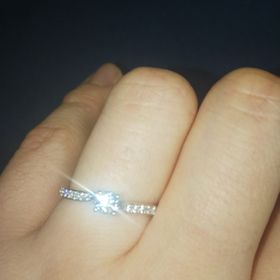 【ラザール ダイヤモンド【取扱店販売】の口コミ】 ゼクシィを見ながら、他にもネットで
検索しながら指輪を探してました。
…