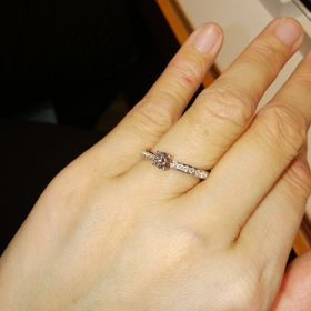 【銀座ダイヤモンドシライシの口コミ】 センターダイヤに接するアーム部分がくびれているのでセンターのダイヤが…