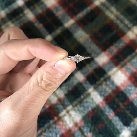 【銀座ダイヤモンドシライシの口コミ】 V字のデザインも真中に大きいダイヤ、左右に小さいダイヤっていう並びも全…