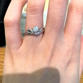 【アネリディギンザ(ANELLI DI GINZA)の口コミ】 　真ん中のダイヤを引き立たせようと囲むピンクダイヤのデザインにとても…