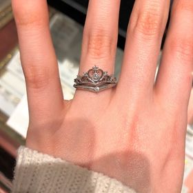 【ケイウノ ブライダル(K.UNO BRIDAL)の口コミ】 　真ん中のダイヤをハートが囲むティアラモチーフのデザインがとても可愛…