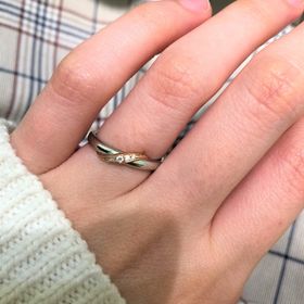【GALA JEWELRY(ガラジュエリー)の口コミ】 　プラチナリングを彩る真ん中のゴールドのラインが美しく惹かれました。…
