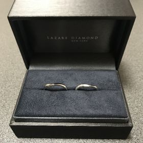 【ラザール ダイヤモンド(LAZARE DIAMOND)の口コミ】 指輪の形がV字になっているため、まっすぐの指輪に比べると太め短めの指で…