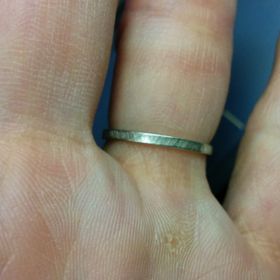 【AHKAH(アーカー)の口コミ】 決め手はデザインと価格です。夫婦ともに細めのリングを探していましたが…