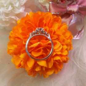 【銀座ダイヤモンドシライシの口コミ】 ブーケをイメージした指輪とのことで、デザインも可愛くダイヤモンドもと…