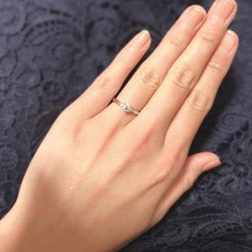 【銀座ダイヤモンドシライシの口コミ】 左右にメレダイヤが１つずつ付いていて、シンプルながらも可愛らしいデザ…