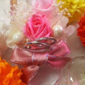 【銀座ダイヤモンドシライシの口コミ】 シンプルすぎず、毎日つけられるようなデザインです。
女性用はメレダイヤ…