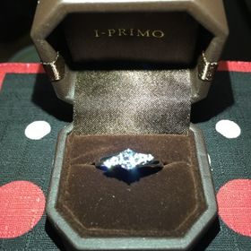 【アイプリモ(I-PRIMO)の口コミ】 ダイヤを包み込むようなデザイン＋隣に小ダイヤがあって華やかなデザイン…