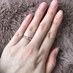 【銀座ダイヤモンドシライシの口コミ】 一粒ダイヤが良かったので、デザインが気に入ったのと
他のと比べてダイヤ…