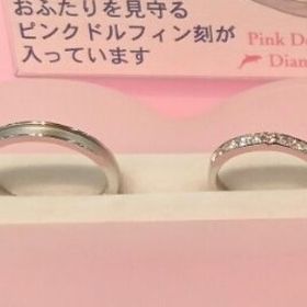 【Pink Dolphin Diamond(ピンクドルフィンダイヤモンド)の口コミ】 彼も着けやすい様なシンプルなデザインを探していました。
女性は綺麗なダ…