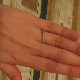 【Mariage ent(マリアージュエント)の口コミ】 メレダイヤの入った存在感のあるリングを希望しており、担当の方に出して…