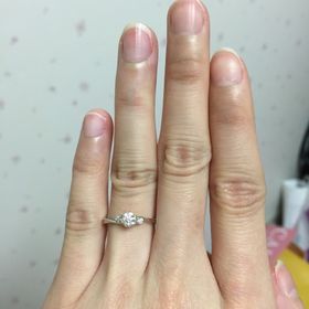 【ラザール ダイヤモンド(LAZARE DIAMOND)の口コミ】 アームのデザインが気に入り、また指輪を横から見た時の見え方も他のもの…