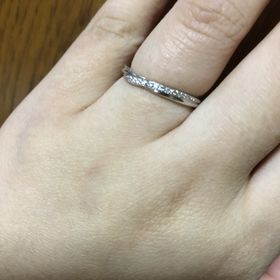 【銀座ダイヤモンドシライシの口コミ】 指輪自体が細めなので、指が細く、綺麗に見えると思います。ダイヤモンド…