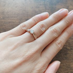 【Makana(マカナ)の口コミ】 ハワイアンジュエリーで探していました。
Makanaは特にデザインがどれも好…