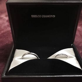 【エクセルコダイヤモンド(EXELCO DIAMOND)の口コミ】 内側にはイニシャルと入籍日を入れてもらいました。
これからずっと身につ…