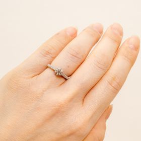 【銀座ダイヤモンドシライシの口コミ】 リング幅が太くなく、自分の指の細さにマッチしていたことと、4Cのクオリ…