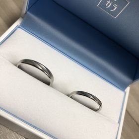 【GALA JEWELRY(ガラジュエリー)の口コミ】 光沢が少なくシンプルなデザインで、男性でも着用しやすいものだった為。
…