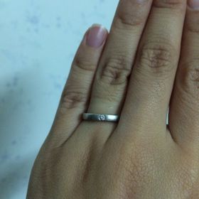 【4℃ BRIDAL(ヨンドシーブライダル)の口コミ】 私の指が短く細いので、指をきれいに長く見せてくれる指輪を選びました。…