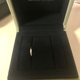 【ヴァン クリーフ＆アーペル(Van Cleef & Arpels)の口コミ】 ダイヤなし・プラチナの結婚指輪にしました。
婚約指輪がゴールドのエタニ…