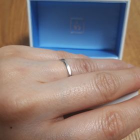 【GALA JEWELRY(ガラジュエリー)の口コミ】 マットタイプのシンプルなデザインをイメージしていて、つけていて軽いつ…