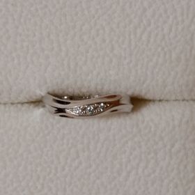 【AFFLUX(アフラックス)の口コミ】 水が波打つようなうねるデザインに少し太めでしっかりした指環本体。
商品…