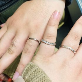 【銀座ダイヤモンドシライシの口コミ】 価格は高いもののダイヤモンド17個使用と贅沢な指輪です。
キラキラしてる…