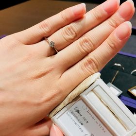 【HOSHI no SUNA 星の砂(ほしのすな)の口コミ】 定番のソリティアリングなのですが、ダイヤ脇のアームが細くなっており、…