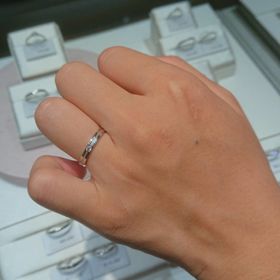 【アイプリモ(I-PRIMO)の口コミ】 ストレートデザイン、プラチナ素材で探していました。色々なデザインのも…