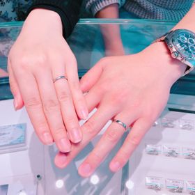 【銀座ダイヤモンドシライシの口コミ】 1番はつけやすさとデザインです。
一生常につけるものなので着け心地を優…