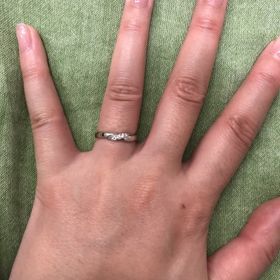 【GALA JEWELRY(ガラジュエリー)の口コミ】 1〜3石で絞っておりました。また指が4号で細いので3石でも目立ってしまう…