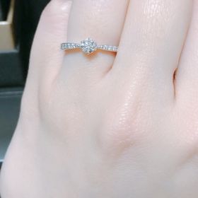 【ラザール ダイヤモンド(LAZARE DIAMOND)の口コミ】 虹色に輝くダイヤモンドで、かなり他社もみてまわりましたが、私には青白…