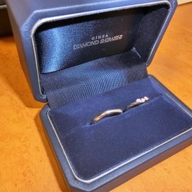 【銀座ダイヤモンドシライシの口コミ】 3石のダイヤが埋め込まれていて可愛かったです。また、男性用指輪にマット…